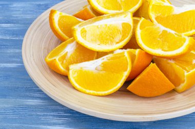 Ahşap tabakta dilimlenmiş portakal dilimleri.