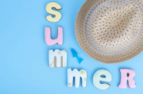 Hausgemachte Plätzchen mit Sommermotiv auf blauem Hintergrund. — Stockfoto