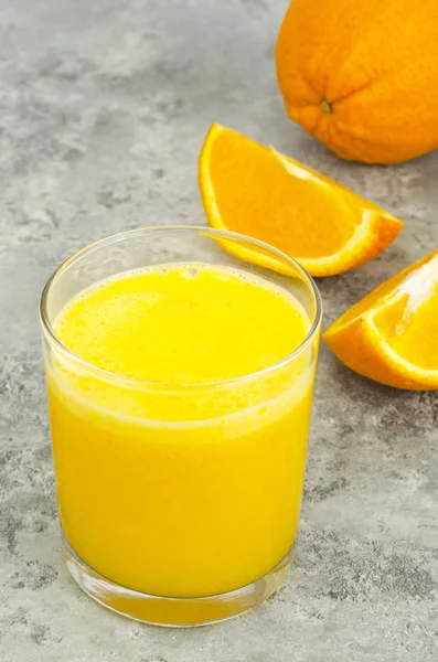 Frischer Orangensaft mit Fruchtfleisch, gesunde Ernährung. — Stockfoto