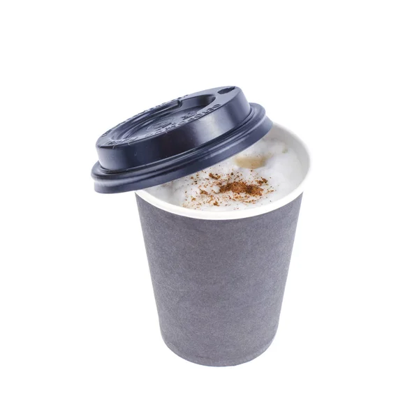 Disponibel svart pappersmugg med cappuccino, latte. — Stockfoto