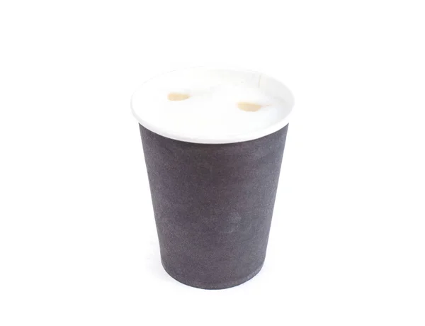 Kapuçino ile tek kullanımlık siyah kağıt bardak, latte. — Stok fotoğraf