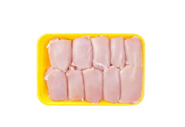 Tepside deri olmadan çiğ tavuk uyluk eti. 