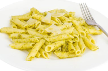 Makarna ve pesto ile beyaz plaka