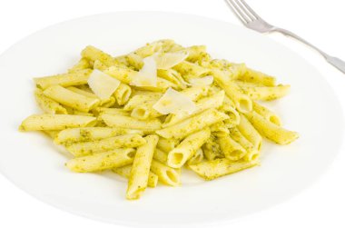 Makarna ve pesto ile beyaz plaka