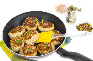 Beyaz tabakta kızarmış et köftesi ile Tava