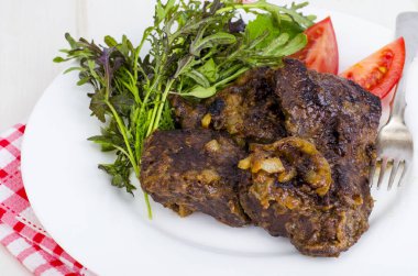 Marul karışımı ile kızarmış sığır ciğeri. 