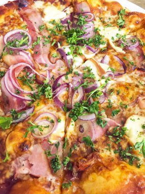 Jamon, mozzarella ile lezzetli sıcak pizza