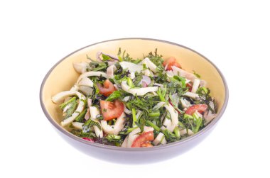 Marul yaprakları, domates ve kalamar Salatası. 