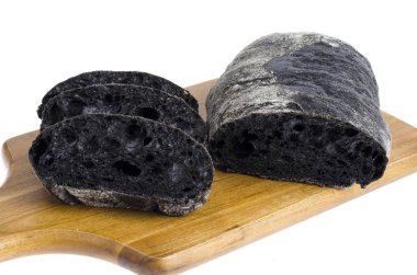 Mürekkep balığı mürekkesi olan siyah ekmek. Stüdyo Fotoğraf