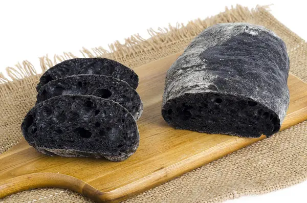 Fekete kenyér és tintahal tintával. Studió fénykép — Stock Fotó