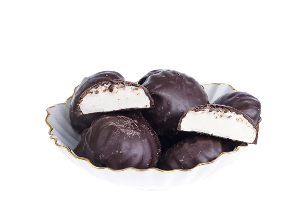 美味的棉花糖在巧克力的盘子里。白色背景上的图像. — 图库照片