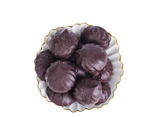 Deliciosos malvaviscos en chocolate en plato. Imagen sobre fondo blanco . —  Fotos de Stock