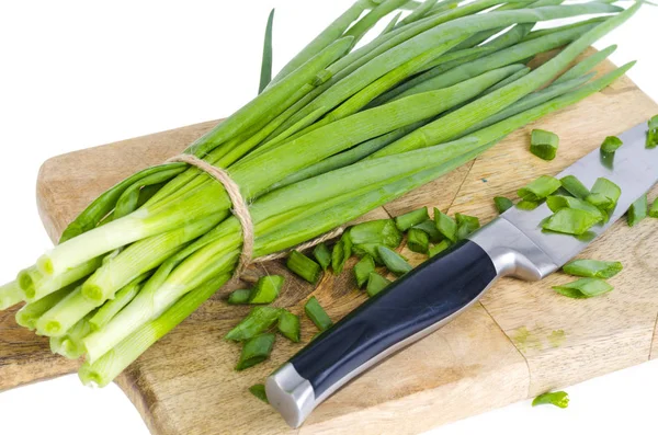 Penggunaan bawang hijau segar dalam memasak, papan kayu dapur . — Stok Foto