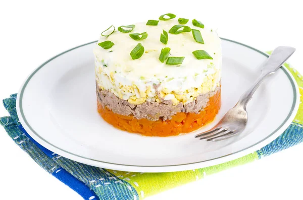 Salada em camadas com peixe, cenouras e ovos . — Fotografia de Stock