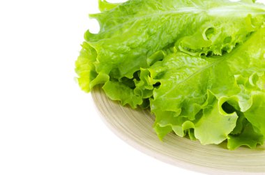 Ahşap tabakta yeşil marul yaprakları.