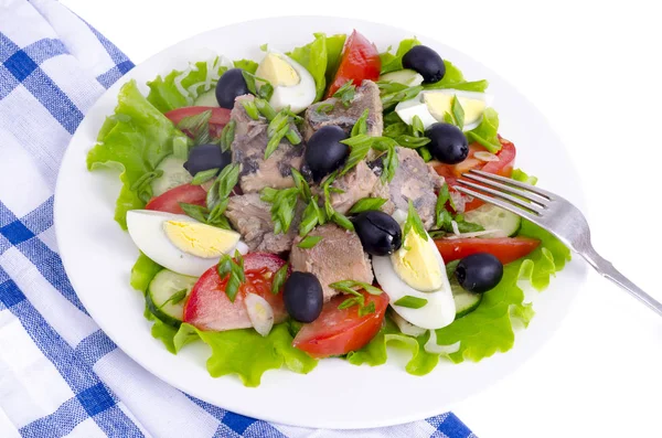 Ensalada de verduras frescas, huevo, pescado enlatado y aceitunas . —  Fotos de Stock