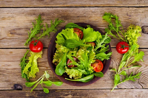 Salade juteuse fraîche aux tomates, concept de mode de vie sain, concept de perte de poids . — Photo