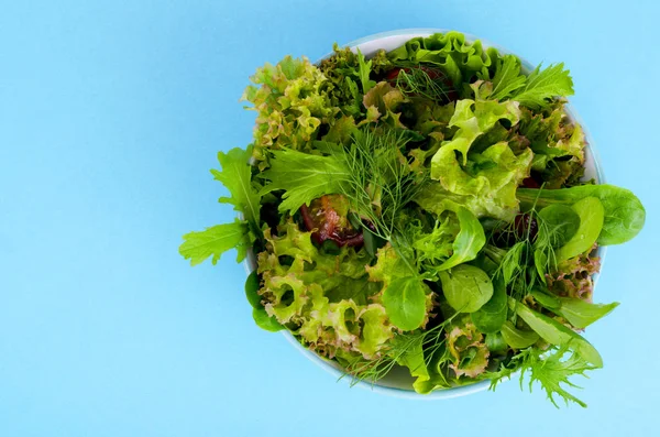 Tigela de salada mista em fundo brilhante e colorido . — Fotografia de Stock