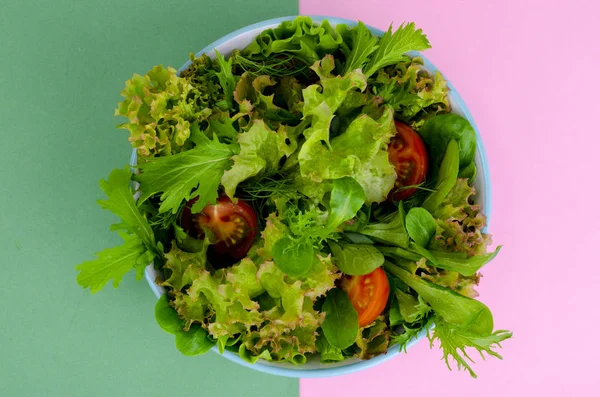 Tigela de salada mista em fundo brilhante e colorido . — Fotografia de Stock