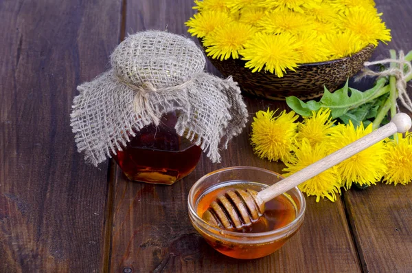민들레에서 꽃 맛있는 꿀. 스튜디오 사진 — 스톡 사진