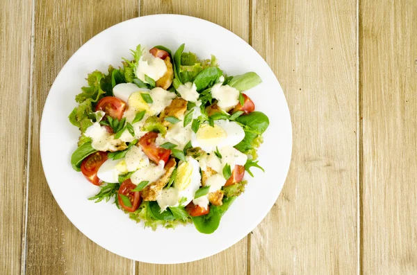 Salat aus frischem Gemüse, Eiern, Hühnerfleisch mit weißer Sauce. — Stockfoto