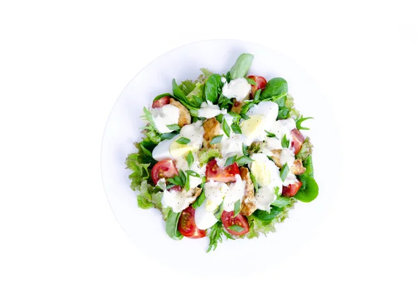 Prato branco com salada de legumes com ovo e maionese, isolado . — Fotografia de Stock