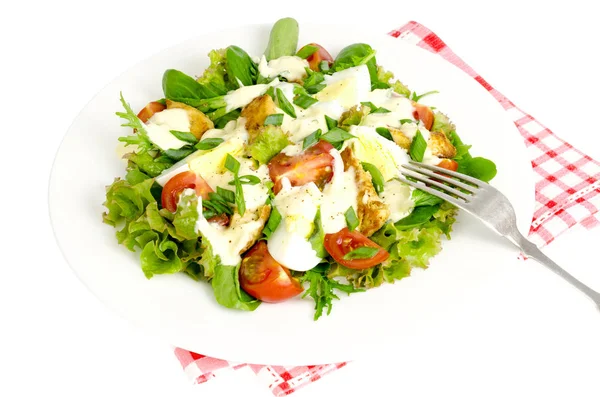 Salada de legumes frescos, ovos, carne de frango com molho branco . — Fotografia de Stock