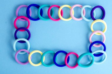 Parlak arka planda renkli saç bağları. Fotoğraf