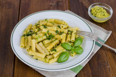 pesto soslu Penne makarna. İtalyan mutfağı. 