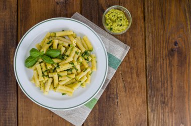 pesto soslu Penne makarna. İtalyan mutfağı. 