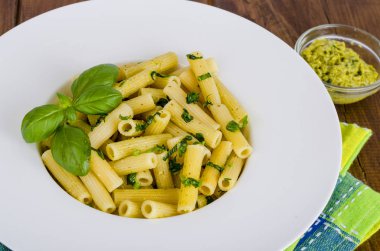 pesto soslu Penne makarna. İtalyan mutfağı. 