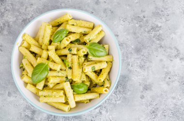 Pesto soslu ve fesleğen yaprağı ile İtalyan makarna