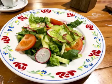 Yeşil soslu taze sebze salatası. Fotoğraf