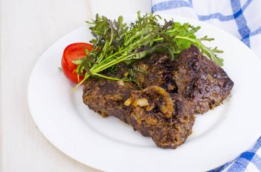 Marul karışımı ile kızarmış sığır ciğeri. 