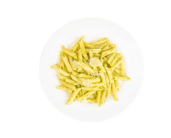 Vit tallrik med pasta och pesto — Stockfoto