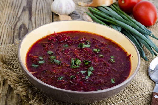 Vegetarische groentesoep met rode biet. — Stockfoto
