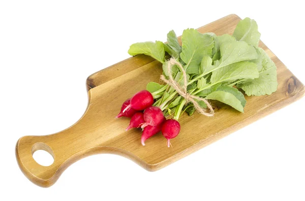 Bos van verse rode radijs op houten snijplank voor het koken. — Stockfoto