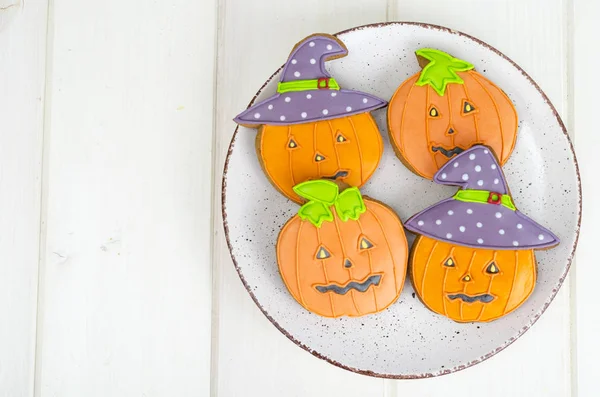 Bright Halloween pumpkin shaped gingerbread cookies. — Stock Photo, Image