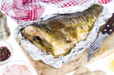 Balık limon ve zencefil ile folyo pişmiş