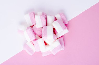 Parlak arka planda renkli marshmallow. Kabarık marshmallows doku ve desen