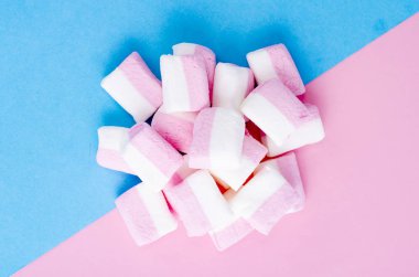 Parlak arka planda renkli marshmallow. Kabarık marshmallows doku ve desen