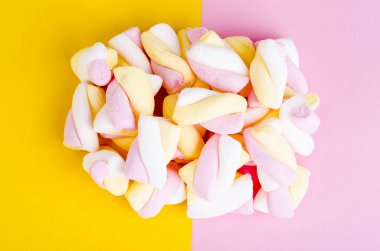 Parlak arka planda renkli marshmallow. Kabarık marshmallows doku ve desen