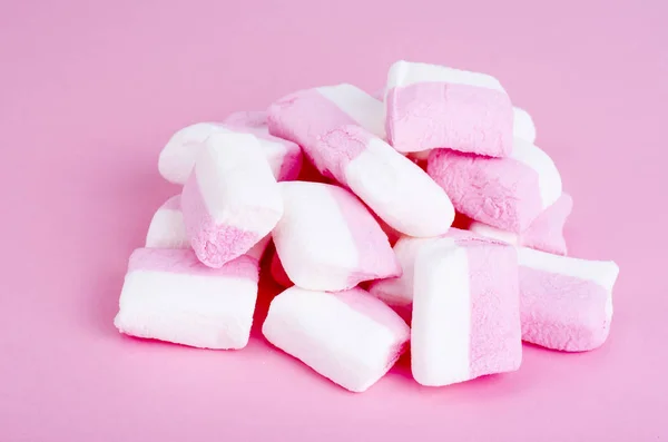 Färgglad Marshmallow på ljus bakgrund. Fluffiga marshmallows textur och mönster — Stockfoto