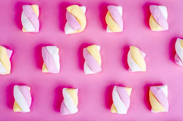 Färgglada Marshmallow lägga ut pastellfärgade papper bakgrund, kreativ texturerat mönster — Stockfoto