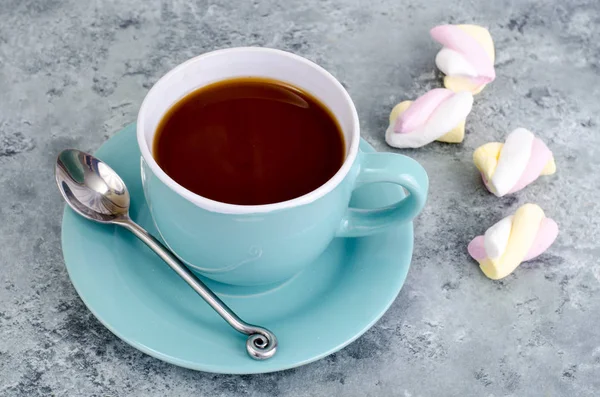 Heiße Schokolade in blauer Tasse mit Marshmallows — Stockfoto