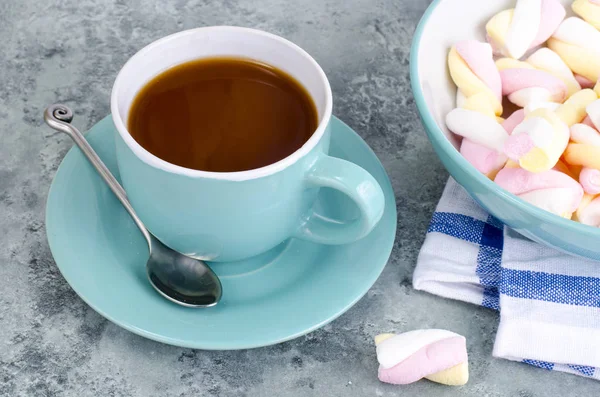 Chocolate caliente en taza azul con malvaviscos —  Fotos de Stock