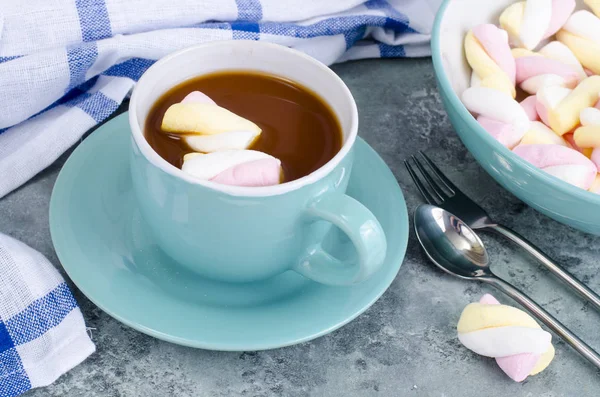 Heiße Schokolade in blauer Tasse mit Marshmallows — Stockfoto