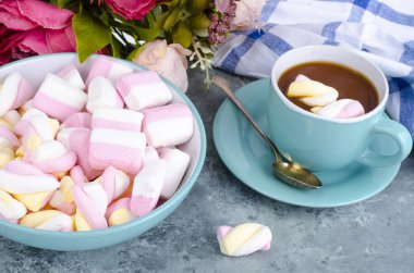 Marshmallow ile mavi fincan sıcak çikolata