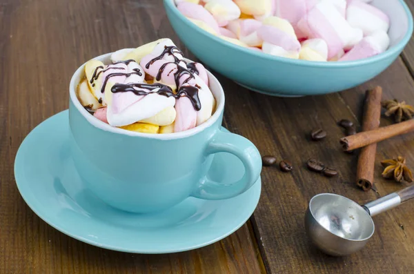 Chocolate caliente en taza azul con malvaviscos — Foto de Stock