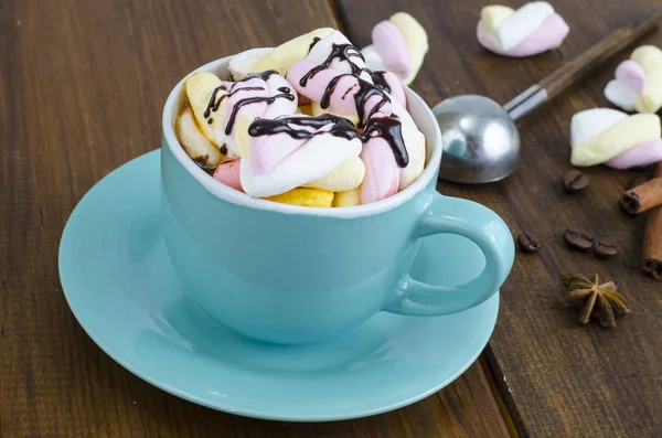 Warme chocolademelk in blauwe beker met marshmallows — Stockfoto